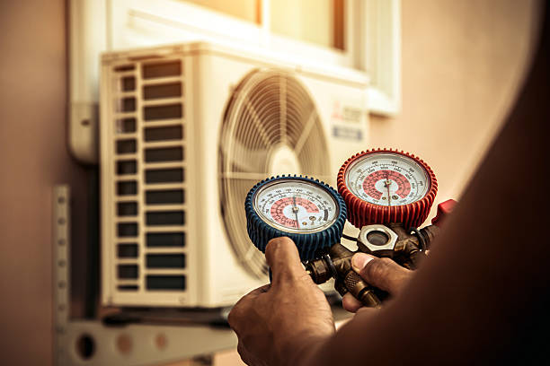 Professional Hvac technician working in Cortland, OH